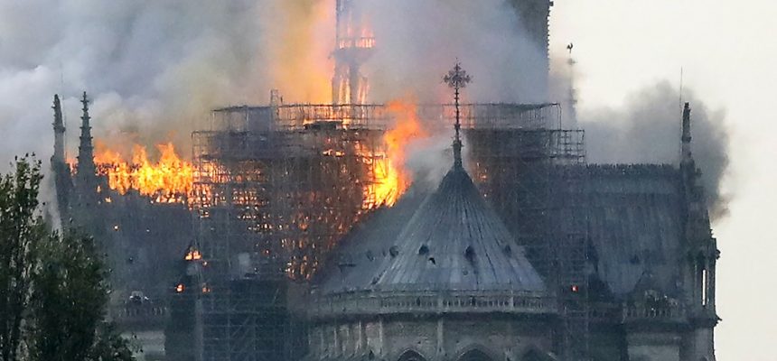 incendio-atinge-a-catedral-de-notre-dame-em-paris
