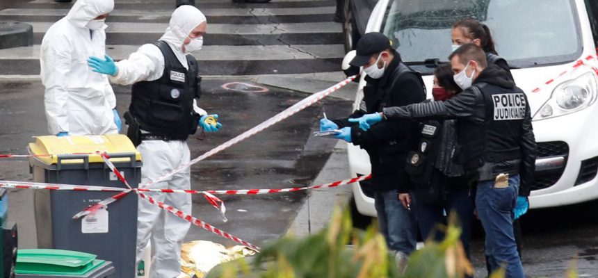 Peritos forenses investigam a cena de um incidente próximo aos antigos escritórios da revista francesa Charlie Hebdo, em Paris, França, 25 de setembro de 2020. REUTERS / Gonzalo Fuentes