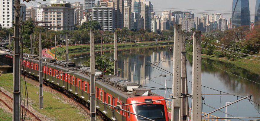 São Paulo - Trem da Companhia Paulista de Trens Metropolitanos - CPTM na Marginal Pinheiros.