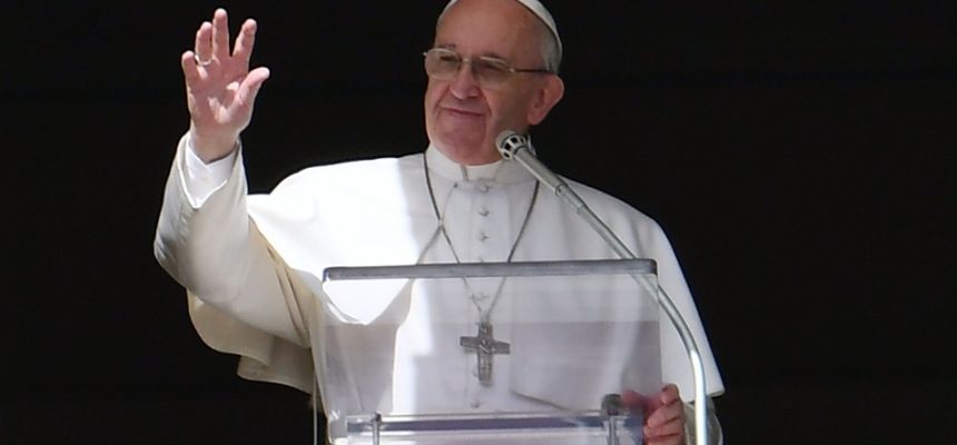 3mar2017-o-papa-francisco-acena-para-a-multidao-que-acompanha-suas-preces-na-praca-sao-pedro-no-vaticano-1488723992563_956x500