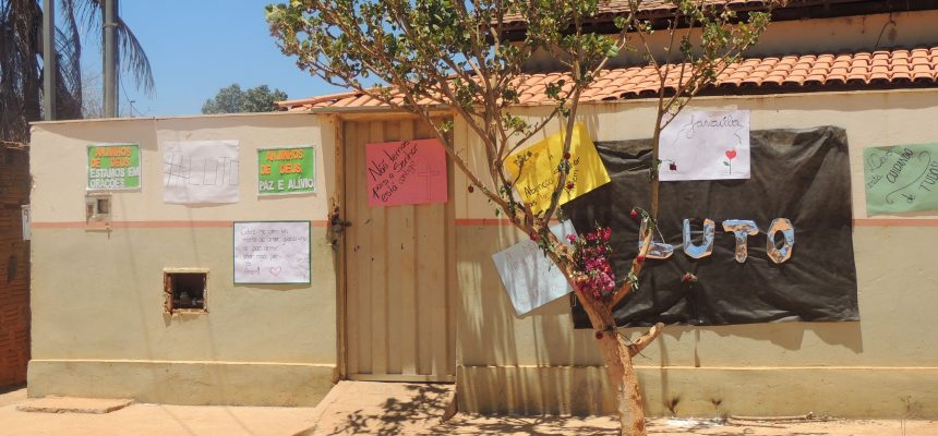MG - VIGIA-ATEIA-FOGO-CRECHE-JANAÚBA-HOMENAGENS - GERAL - Homenagem às vítimas de ataque a creche em Janaúba (MG), neste domingo (8). O local foi onde aconteceu o ataque realizado pelo vigia Damião Soares dos Santos, que ateou fogo em si e em algumas crianças, dentro da creche da cidade. Pelo menos 7 crianças, que tinha entre 4 e 6 anos morreram. Ao todo, 45 pessoas ficaram feridas, na quinta-feira, dia 05. 19/04/2003 - Foto: PAULA SANTOS/FUTURA PRESS/FUTURA PRESS/ESTADÃO CONTEÚDO
