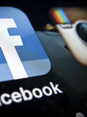 Die Anwendungen (Apps) des sozialen Netzwerkes Facebook (l.) und des Fotodienstes Instagram werden am Donnerstag (12.04.12) in Berlin auf dem Bildschirm eines Smartphones vom Typ iPhone angezeigt. Kurz vor seinem geplanten Boersengang hat Facebook einen Ueberraschungscoup gelandet und den Fotodienst Instagram gekauft. Eine Milliarde Dollar (mehr als 760 Millionen Euro) blaetterte das soziale Netzwerk fuer das kleine Unternehmen mit gerade mal einem Dutzend Mitarbeiter hin - eine stolze Summe fuer ein Start-up-Unternehmen. Doch die groesste Uebernahme in seiner Unternehmensgeschichte duerfte Facebook aus der Portokasse bezahlen. Schliesslich bereitet es sich auf einen gigantischen Boersengang in wenigen Wochen vor und strebt eine Bewertung von 100 Milliarden Dollar an.
Foto: Timur Emek/dapd