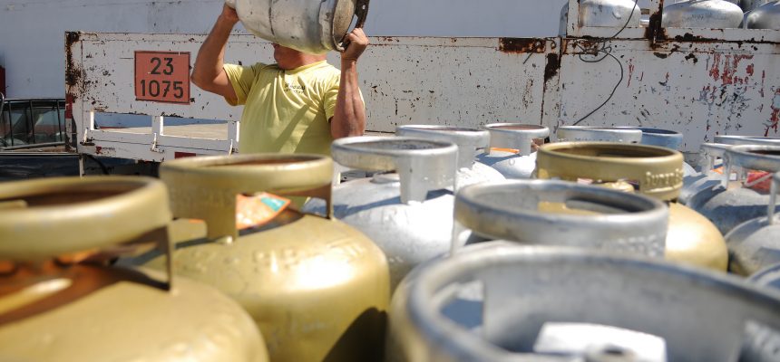 Gás de cozinha puxa a inflação de setembro em Brasília 
Cruzeiro, Brasília, DF, Brasil 13/10/2015 Foto: Pedro Ventura/Agência Brasília
 
Com variação de 19,23% no valor do botijão, o gás de cozinha contribuiu diretamente para o aumento da inflação no Distrito Federal em setembro.