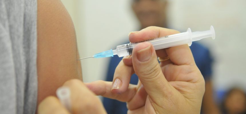 05/06/2017. Credito: Minervino Junior/CB/D.A. Press. Brasil. Brasilia - DF. Vacinacao contra gripe na rede publica. Vacinacao no Centro de Saude 14 no Cruzeiro.