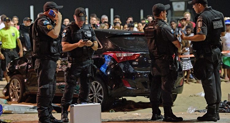 Police are seen at the scene of a car crash at Copacabana beach in Rio de Janeiro on January 18, 2018. 
At least 11 people were injured by a car that drove up onto Copacabana's tourist-packed seafront promenade in the heart of Rio de Janeiro. / AFP PHOTO / CARL DE SOUZA