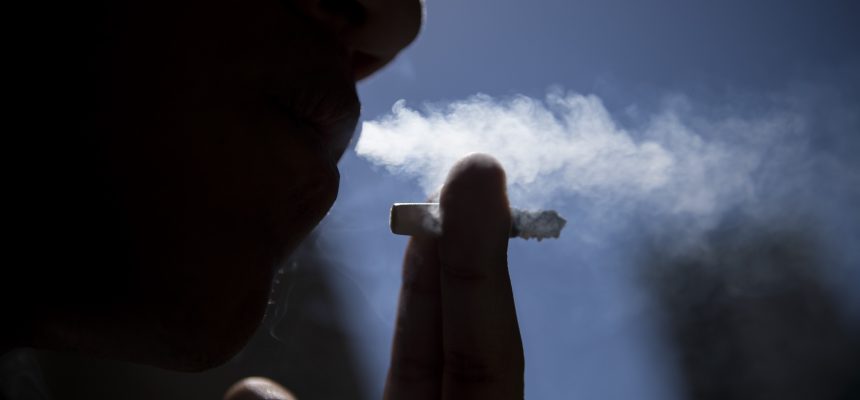 BRASÍLIA, DF, BRASIL,  30-05-2014, 11h30: Fumante. (Foto: Marcelo Camargo/Agência Brasil)