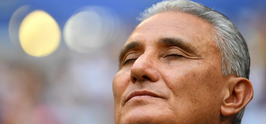 tite-ouve-o-hino-nacional-antes-da-partida-do-brasil-contra-o-mexico-1530540749479_v2_1920x1279