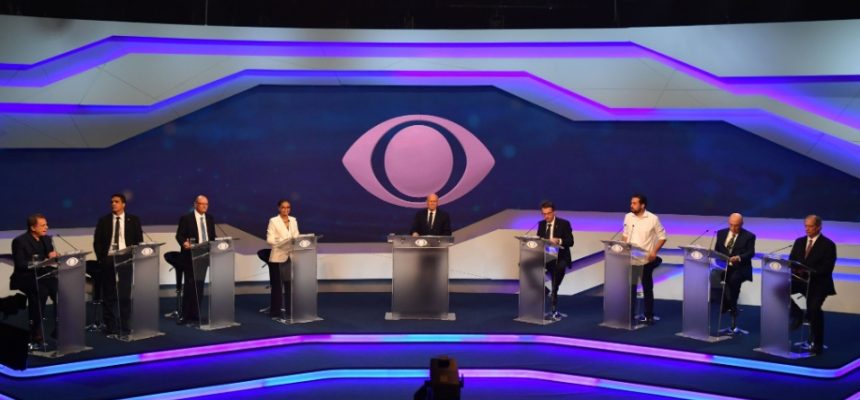 9ago2018-candidatos-posicionados-para-o-inicio-do-debate-na-band-1533864122823_956x500