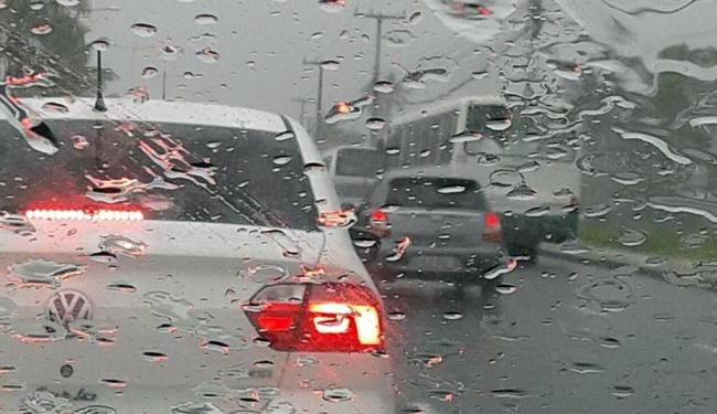 650x375_chuva-em-salvador-transito_1518186
