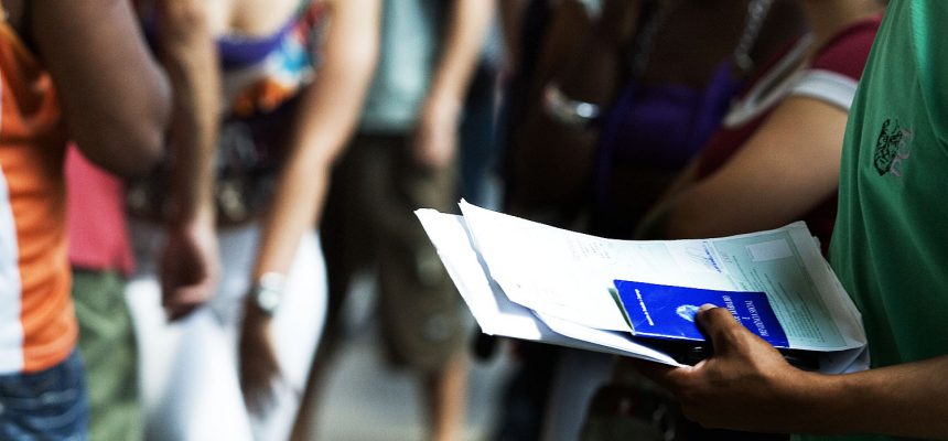 SÃO PAULO, SP, BRASIL, 14-01-2009: Fila em unidade do Poupatempo em São Paulo para solicitação do seguro-desemprego, em São Paulo (SP). (Foto: Fernando Donasci/Folhapress)