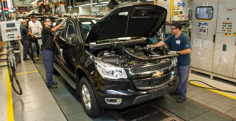 A linha de montagem da picape S10 e do utilitário esportivo Trailblazer, na GM em São José dos Campos (SP). Divulgação / GM / Foto de Fabio Gonzalez.