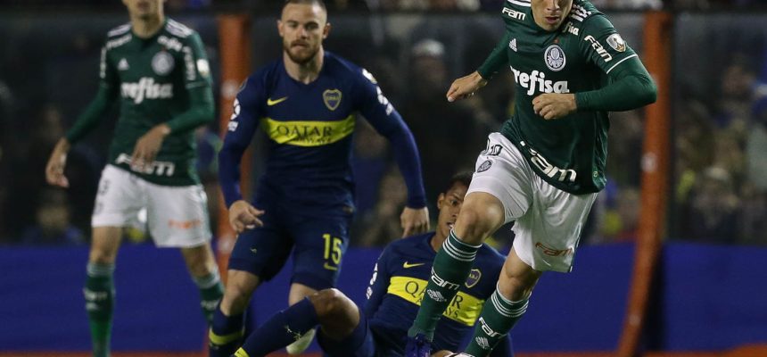 O jogador Moisés, da SE Palmeiras, disputa bola com o jogador Barrios, do CA Boca Juniors, durante partida valida pelas semi finais (ida), da Copa Libertadores, no Estádio La Bombonera.