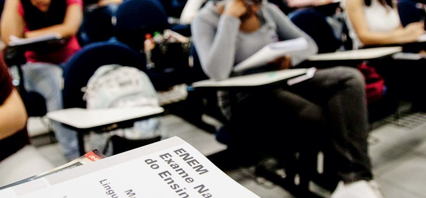 Alunos do sistema de ensino COC fazem simulado do Enem.