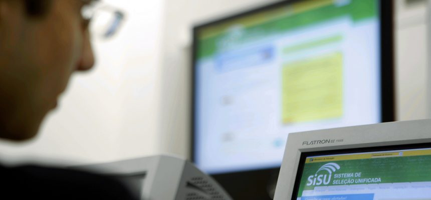 MEGA Rio de Janeiro (RJ) 29/01/2010. Inscrição no Sistema de Seleção Unificada (SISU). Na foto, Victor Fortunato, durante sua inscrição para Ciências Ambientais na UNI RIO. Foto André Coelho/Agência O Globo.