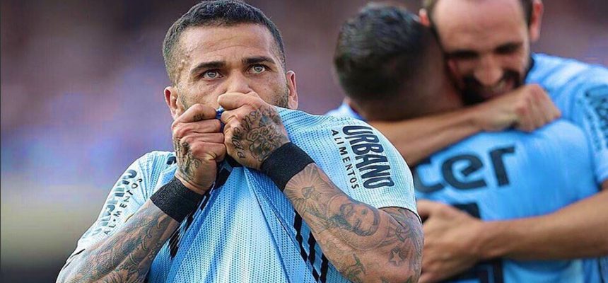 daniel-alves-beija-a-camisa-do-sao-paulo-apos-marcar-gol-na-estreia