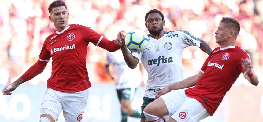 O jogador Luiz Adriano, da SE Palmeiras, disputa bola com o jogador Bruno Fuchs, do Internacional SC, durante partida válida pela vigésima segunda rodada, do Campeonato Brasileiro, Série A, no Estádio Beira-Rio.