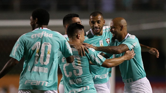 O jogador Willian, da SE Palmeiras, comemora seu gol contra a equipe do CSA, durante partida válida pela vigésima primeira rodada, do Campeonato Brasileiro, Série A, no Estádio do Pacaembu.