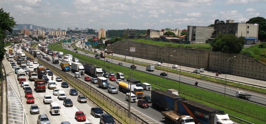 OSASCO (SP), 27.11.2015 - Trânsito intenso na Rodovia Castelo Branco, em Osasco, na altura do Km 14. Foto: Fábio Vieira/FotoRua/Folhapress