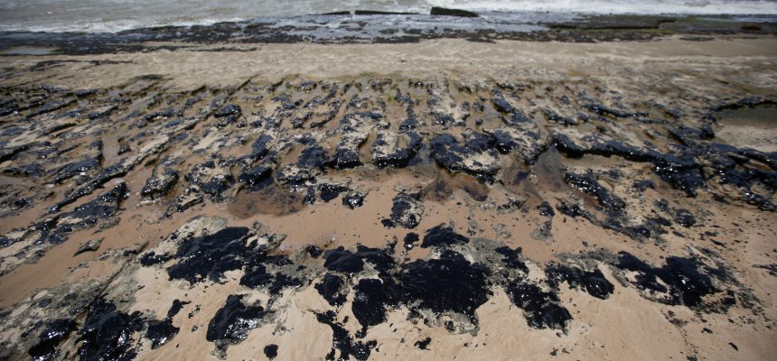 ***ARQUIVO***CONDE, BA, 10.10.2019 - Mancha de petróleo na praia de Sítio do Conde (BA). Manchas de óleo castigam o local e modificam o cenário do lugar. (Foto: Raul Spinassé/Folhapress)