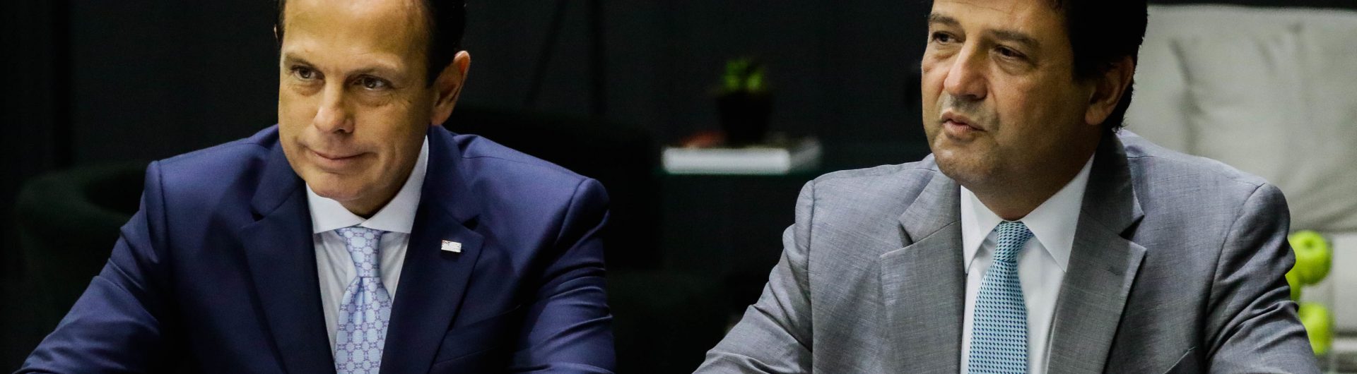 SÃO PAULO, SP - 27.02.2020: MANDETTA TRATA AÇÕES CONTRA COVID 19 EM SP - O Ministro da Saúde, Luiz Henrique Mandetta se reúne com o secretário de Estado da Saúde, José Henrique Germann e com o Coordenador do Centro de Contingência do Coronavírus (SP), Dr. David Uip, para tratar de ações contra a propagação do novo coronavírus, após confirmação do 1º caso no país, na tarde desta quinta-feira (27) no Palácio dos Bandeirantes em São Paulo. O governador João Doria participou da reunião. Na foto, governador João Doria e o ministro Mandetta. (Foto: Aloisio Mauricio /Fotoarena/Folhapress) ORG XMIT: 1883654