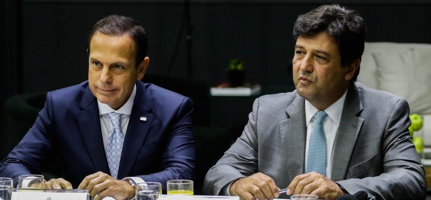 SÃO PAULO, SP - 27.02.2020: MANDETTA TRATA AÇÕES CONTRA COVID 19 EM SP - O Ministro da Saúde, Luiz Henrique Mandetta se reúne com o secretário de Estado da Saúde, José Henrique Germann e com o Coordenador do Centro de Contingência do Coronavírus (SP), Dr. David Uip, para tratar de ações contra a propagação do novo coronavírus, após confirmação do 1º caso no país, na tarde desta quinta-feira (27) no Palácio dos Bandeirantes em São Paulo. O governador João Doria participou da reunião. Na foto, governador João Doria e o ministro Mandetta. (Foto: Aloisio Mauricio /Fotoarena/Folhapress) ORG XMIT: 1883654