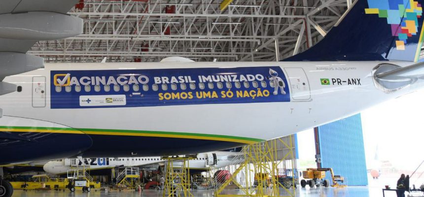 Avião da Azul no hangar aguardando decolagem para buscar vacinas na Índia