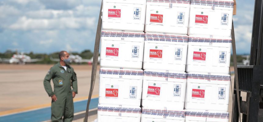 Hoje (18/01), um C-130 Hércules da #FAB, vindo de Guarulhos/SP, pousou em Brasília/DF e descarregou vacinas para combate à #COVID19.
A aeronave decolou às 15h49 para Manaus/AM transportando o imunizante.
A missão continua.