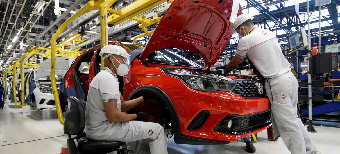Os trabalhadores da montadora Fiat Chrysler Automobiles constroem um modelo Argo 2020, em meio à disseminação da doença por coronavírus (COVID-19), na fábrica de montagem em Betim