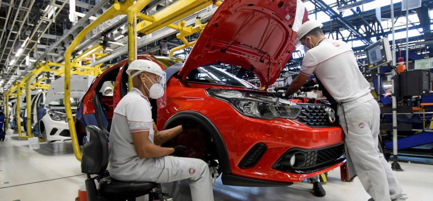 Os trabalhadores da montadora Fiat Chrysler Automobiles constroem um modelo Argo 2020, em meio à disseminação da doença por coronavírus (COVID-19), na fábrica de montagem em Betim