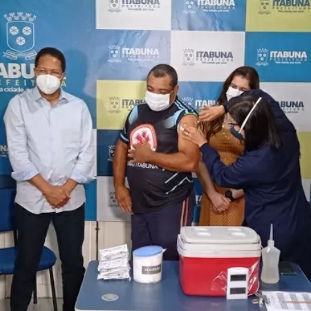 rogerio-araujo-de-oliveira-e-vacinado-contra-covid-19-em-itabuna-ba-1614723182450_v2_450x450