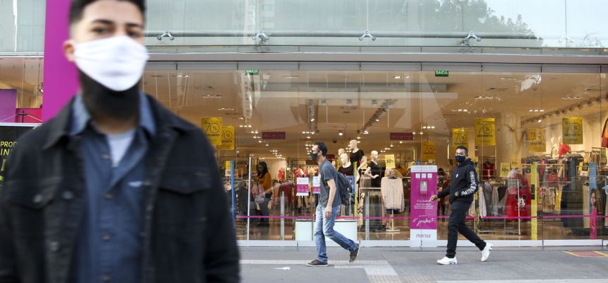 Movimentação no comércio de São Paulo após reabertura.