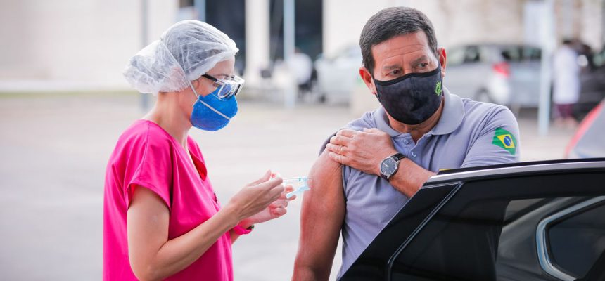 (Brasília-DF, 20/04/2021) Vice-Presidente da República, Hamilton Mourão, durante Vacinação contra COVID-19. 
Foto: Bruno Batista /VPR