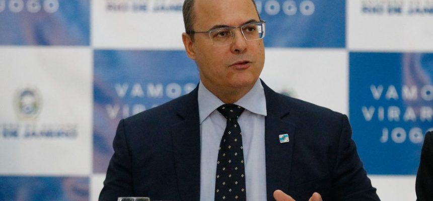 O governador Wilson Witzel, assina licença de instalação da usina termelétrica GNA II, no Porto do Açu, durante reunião no Palácio Guanabara