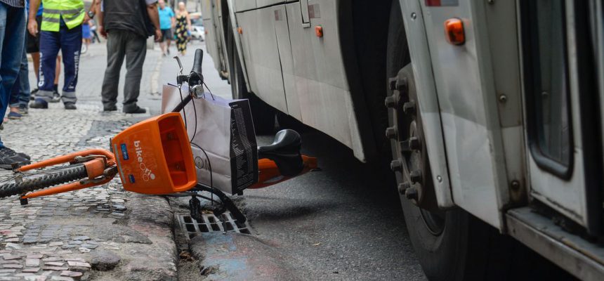 Rio de Janeiro - Polícia Civil faz reconstituição do acidente que causou a morte da ciclista Julia Resende de Moura, em 11 de outubro, depois de ter sido atropelada por um ônibus em Botafogo (Tomaz Silva/Agência Brasil)