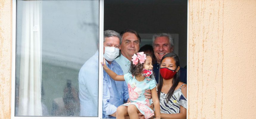 (Maceió - AL, 13/05/2021) Presidente da República Jair Bolsonaro, visita unidade habitacional e posa para fotografia com família beneficiada. 
Foto: Alan Santos/PR
