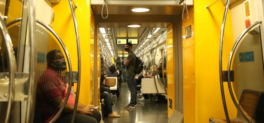 Passageiros com máscaras no vagão da linha 4 do metrô