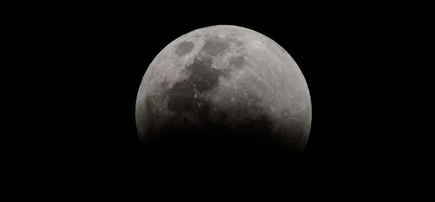 Brasília - O Clube de Astronomia promove um encontro de telescópios na Praça dos Três Poderes, para observar a Superlua e eclipse total lunar (Marcello Casal Jr/Agência Brasil)