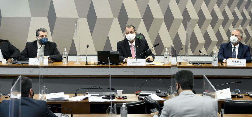 Comissão Parlamentar de Inquérito da Pandemia (CPIPANDEMIA) realiza oitiva do ex-ministro das Relações Exteriores. O objetivo é obter explicações sobre a condução da diplomacia brasileira durante a crise sanitária provocada pela covid-19. 

A Comissão Parlamentar de Inquérito investiga ações do governo federal no enfrentamento da pandemia e aplicação de recursos da União transferidos para estados, Distrito Federal e municípios para essa finalidade. A reunião acontece no formato semipresencial por decisão do presidente do Senado Federal. 

Mesa: 
ex-ministro das Relações Exteriores, Ernesto Araújo;
presidente da CPIPANDEMIA, senador Omar Aziz (PSD-AM); 
relator da CPIPANDEMIA, senador Renan Calheiros (MDB-AL).

Foto: Jefferson Rudy/Agência Senado
