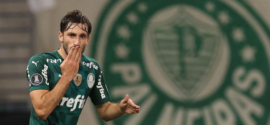 O jogador Matías Viña, da SE Palmeiras, comemora seu gol contra a equipe do C Universitario D, durante partida válida pela fase de grupo, da Copa Libertadores, na arena Allianz Parque. (Foto: Cesar Greco)