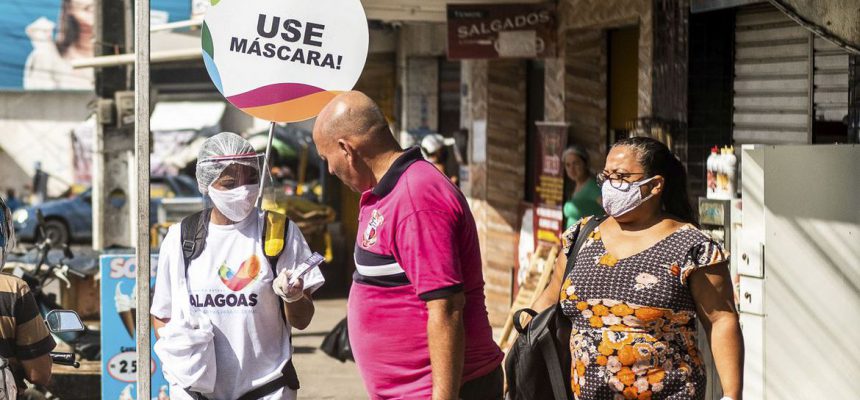Moradores de Maceió são orientados sobre o uso de máscaras durante a pandemia do novo coronavírus.