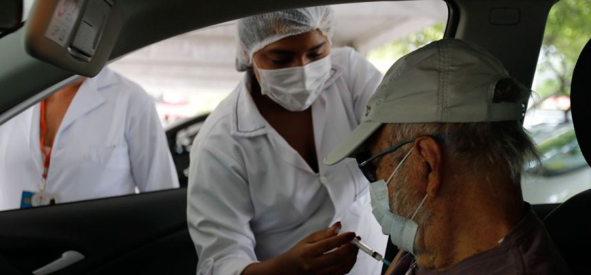 Vacinação drive thru na Universidade Estadual do Rio de Janeiro (UERJ), zona norte do Rio. A cidade do Rio de Janeiro retoma hoje (25) sua campanha de aplicação da primeira dose da vacina contra a covid-19 em idosos da população em geral. Hoje serão vacinados os idosos com 82 anos.