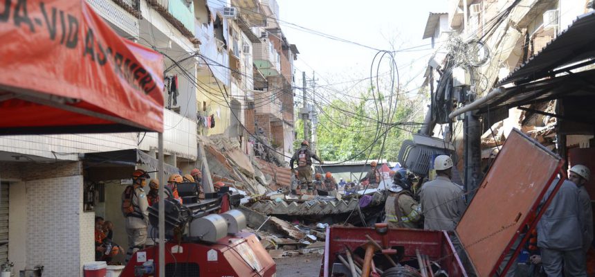 Prédio de quatro andares desaba em Rio das Pedras, zona oeste do Rio de Janeiro.