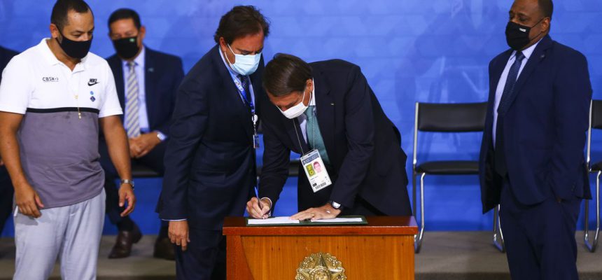 O presidente Jair Bolsonaro participa da cerimônia de anúncio de contratos de patrocínio da Caixa e das Loterias Caixa com as confederações brasileiras de Atletismo, de Ginástica e de Skate e com o Comitê Paralímpico Brasileiro.
