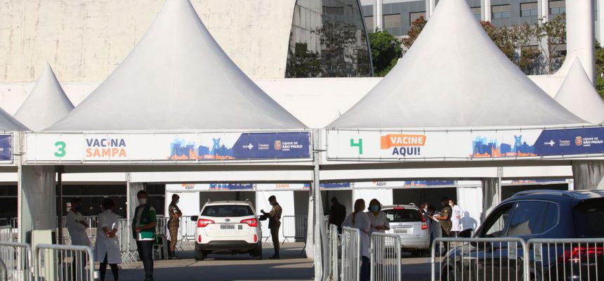 São Paulo - Posto drive-thru para vacinação contra a COVID-19 montado no Memorial da América Latina.