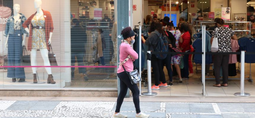 São Paulo - Comércio de rua reaberto após início da fase de transição do Plano São Paulo para combate à covid-19, no centro da capital.