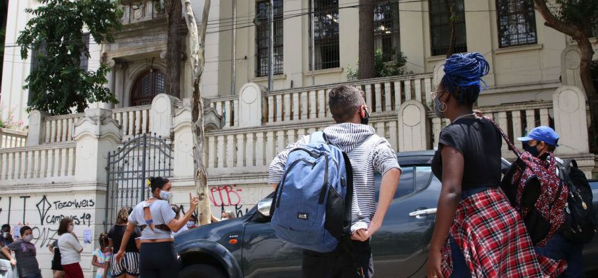 São Paulo - Início das aulas presenciais durante a pandemia de covid-19 na Escola Estadual Caetano de Campos, na Consolação.
