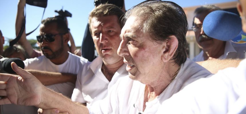 O médium João de Deus chega à Casa Dom Inpacio Loyola, em Abadiânia.