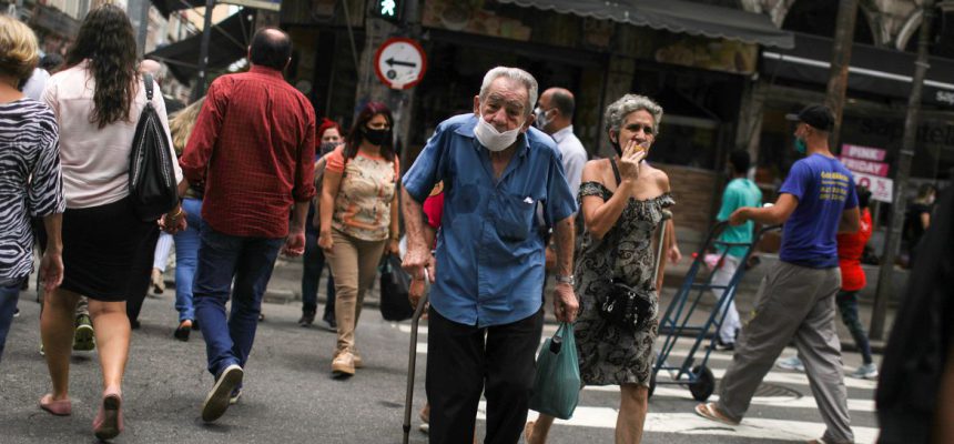 People walk around the Saara street market, amid the outbreak of the coronavirus disease (COVID-19), in Rio de Janeiro, Brazil November 19, 2020. Picture taken November 19, 2020.   REUTERS/Pilar Olivares