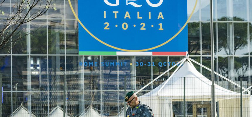 Military police around the L a Nuvola Congress Center before the celebration of the G20 Summit in Roma. (Photo by Celestino Arce/NurPhoto)NO USE FRANCE