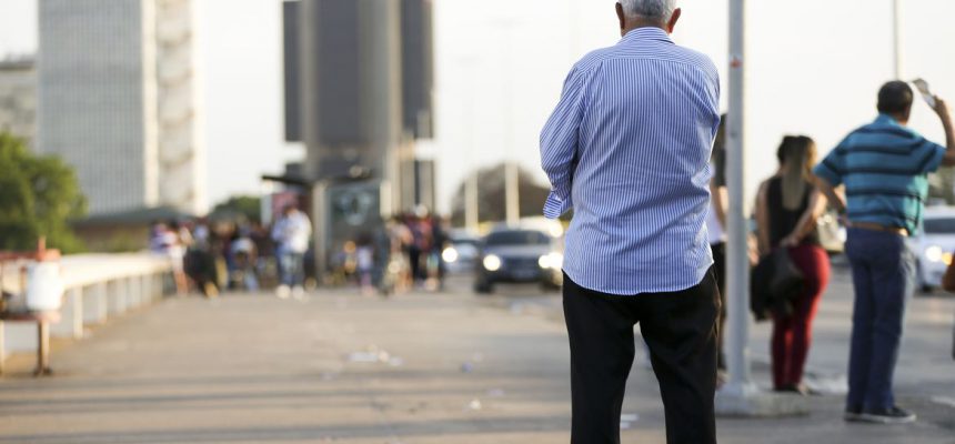 Idosos na região central de Brasília.